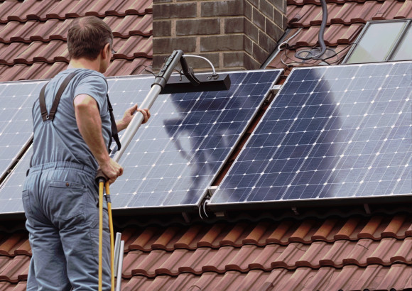 Zonnepanelen schoonmaken: zo doe je dat!